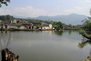 临水古村山水风光