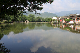 江南古村湖畔风光