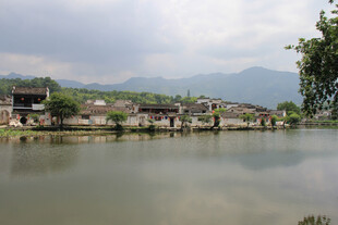 临水古村山水风光