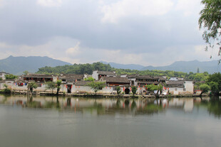 临水古村山水风光