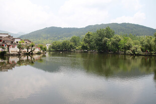 湖畔乡村山水风光