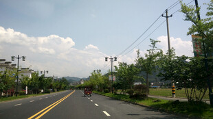 晴日城郊公路街景