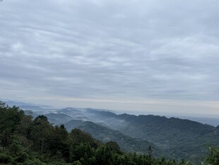 雾绕层峦山野风光
