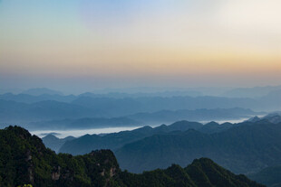 远山晨昏朦胧山景