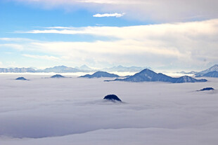 雪原远山晴空美景