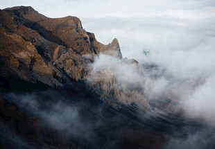 云雾缭绕山巅景观