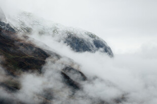 云雾雪山朦胧景致