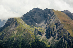 阴天山野壮阔山景