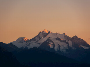 夕照雪山美景