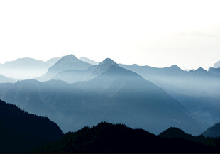 层叠雾色远山风景