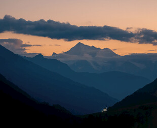 日暮层叠山峦风光