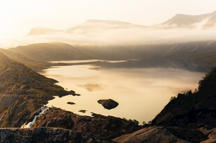晨雾山湖晨光美景