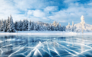冬日冰封湖面雪景