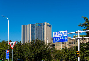 晴朗城市街景