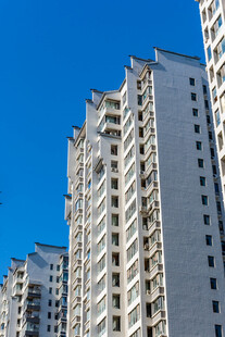 蓝天下高层居民住宅楼