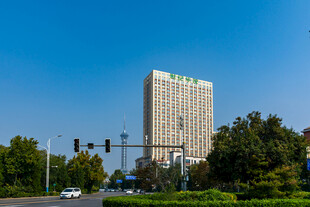 蓝天下的城市高楼街景