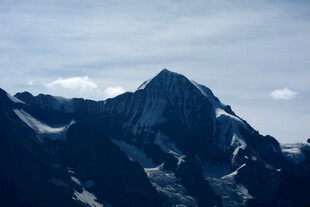 冷峻雪山远景