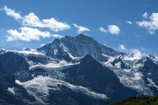高原雪山晴空美景