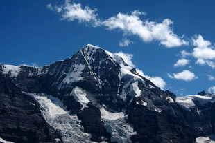 巍峨雪山蓝天盛景