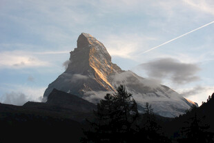 晨光下的雪山盛景