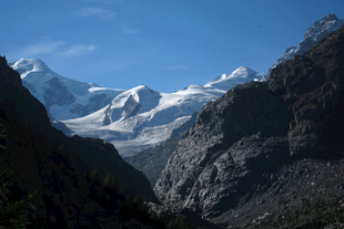 雪山峡谷自然风光