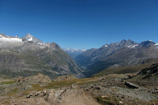 高原山地晴日风光