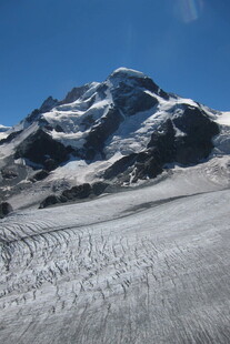 高原雪山晴朗风光