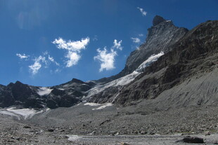 高原山地晴日风光