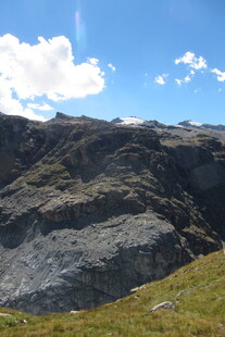 高原山地晴日风光