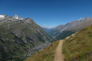 高山徒步山道风光