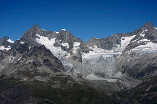 雪山群峰壮丽风光