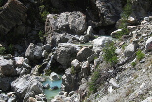 山涧溪流岩石景观