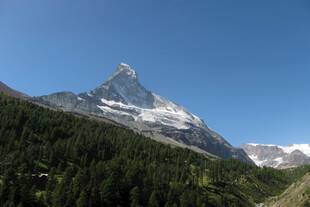 晴空下的雪山山林美景