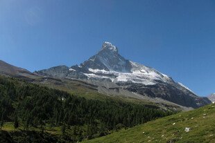 阿尔卑斯雪山远景