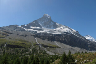 巍峨雪山自然风光