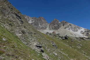 高原山地晴日风光