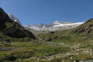 高原山谷雪山风光