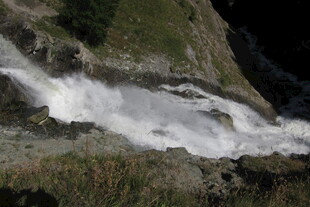 山涧湍急溪流