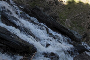 山涧湍急溪流
