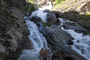 山涧飞瀑流水景观