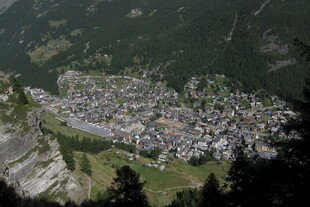 山间小镇俯瞰全景