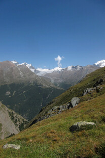 高原山地晴日风光