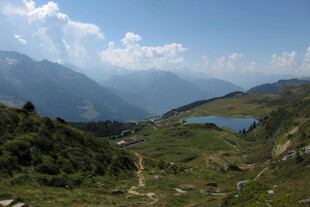 山地草甸湖景风光