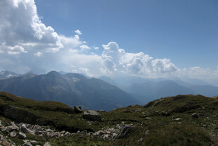 高原山地晴日风光