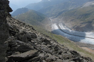 高山岩壁湖景风光