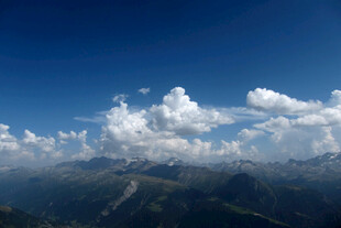 高空俯瞰蓝天白云山景