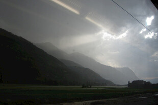 朦胧山野阴天风光
