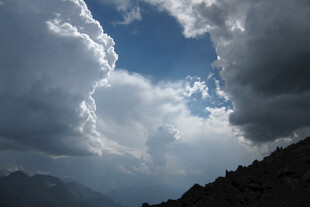 阴天山间天空云层