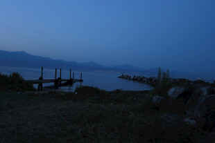 暮色湖岸栈桥远景