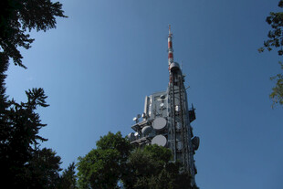 晴空下的通讯信号塔